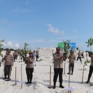 Dukung Ketahanan Bumi Serumpun Sebalai, Polres Bateng Tanam Ratusan Pohon