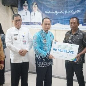 Bupati Algafry Berikan Bantuan BPJS Hingga Mesin Kapal
