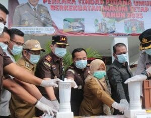 ‎Kejari dan Pemkab Bangka Tengah Musnahkan Barang Bukti  ‎