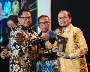 Mendagri Serahkan Penghargaan kepada Bupati Bangka Tengah