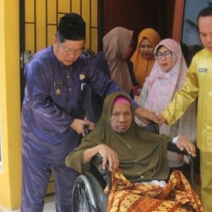 ‎Wabup Bateng dan Dinsos-PMD Bantu Pulangkan Nenek Asal Sumsel