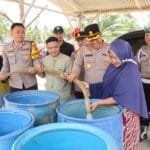 Kapolres Bangka Tengah Salurkan 15.000 Liter Air Bersih untuk Warga dan Santri di Lubuk Besar