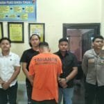 Santai di Warung, Polisi Gadungan yang Tipu IRT di Penyak Diciduk Tim Gabungan