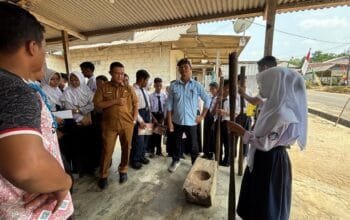 Kenali Budaya Lokal, Siswa SMPN 2 Sungaiselan Belajar tentang Lesung Penumbuk Padi